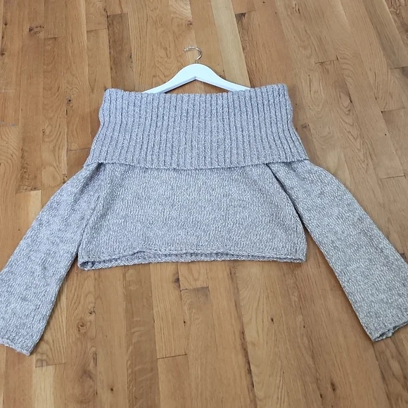Aerie **2/$12**LIKE NEW off the shoulder Sweater Size XS - Picture 3 of 4
